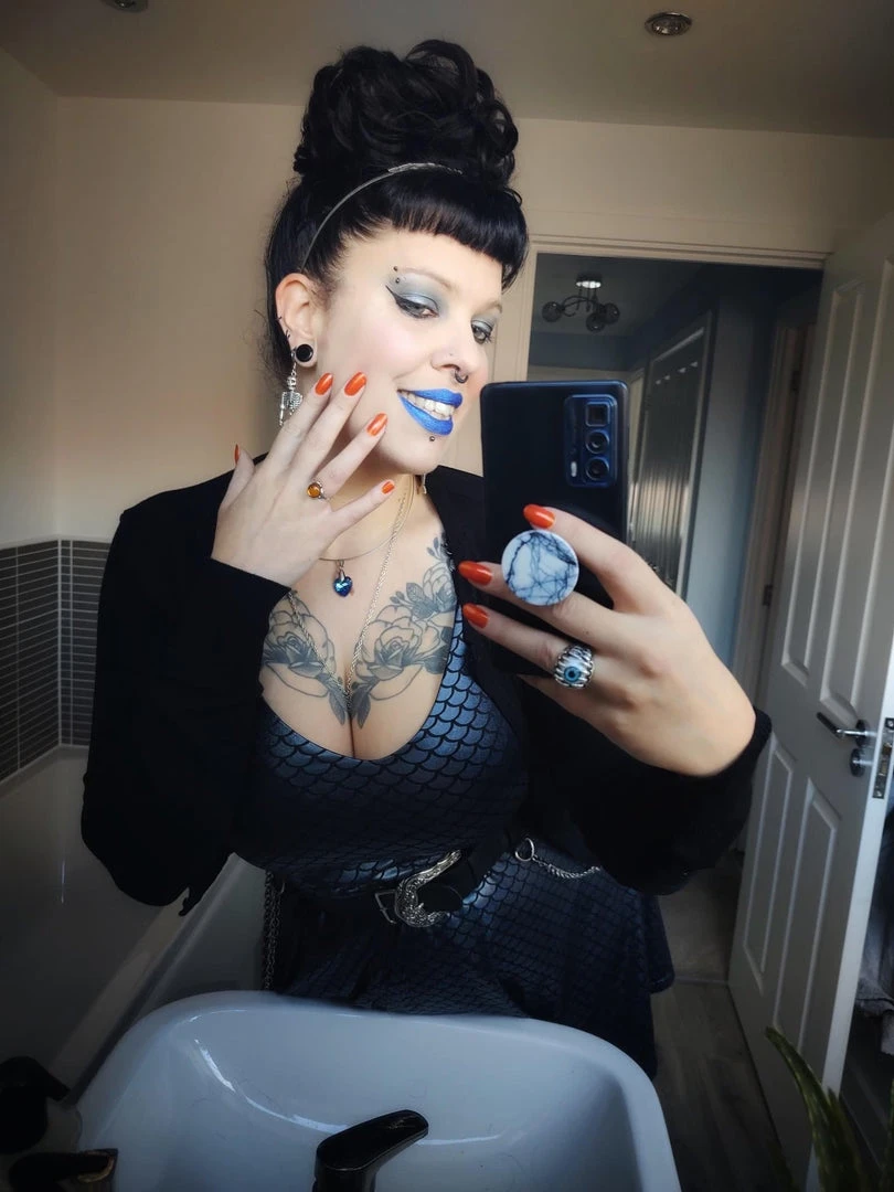 Radioactive Unicorn Hallow-Queen Nail Polish 6 Radioactive Unicorn Hallow-Queen Nail Polish